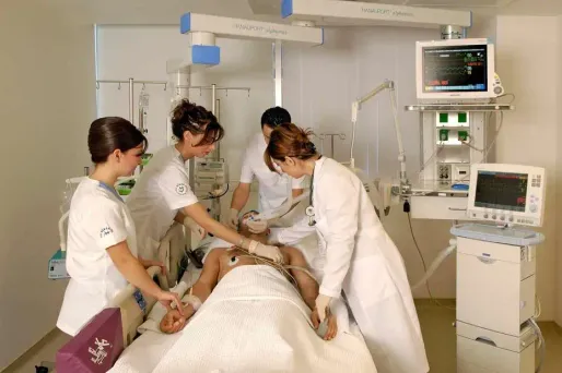 Chaque année, les cliniques accueillent environ la moitié des étudiants infirmiers en stage (photo d'illustration).