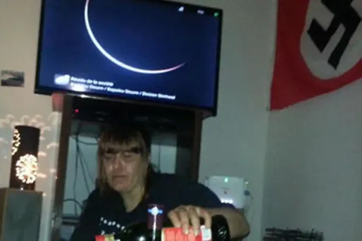 Séverine Amelot, colistière du candidat FN à la mairie de Nevers, s'affiche, sur une photo postée sur Facebook... devant un drapeau nazi .