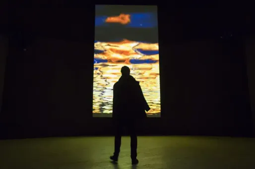 Un visiteur devant l'une des installations de l'artiste, au Grand Palais à Paris.