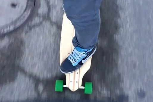 Quatre roues, une planche en bambou, un moteur électrique et une batterie : voici les éléments qui constituent un skate électrique, capable de rouler jusqu'à 30 km/h.