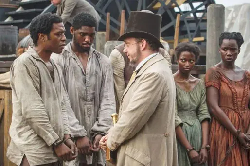 Chiwetel Ejiofor et Paul Giamatti dans le film12 Years A Slave