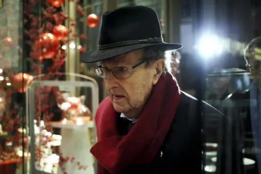 A 105 ans, le doyen du cinéma reprend sa caméra