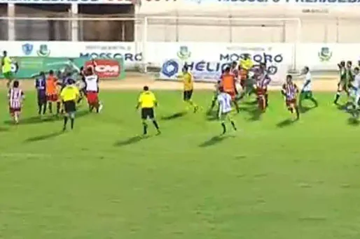 Brésil : pugilat en plein match de foot