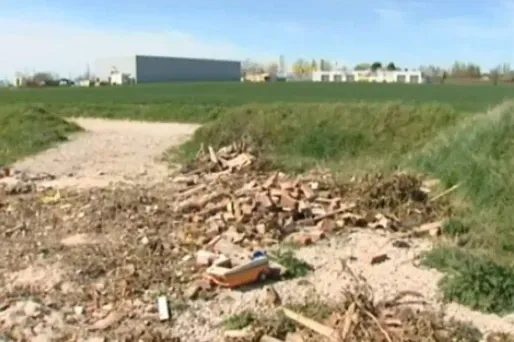 Des ossements humains dans une décharge