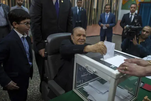 Abdelaziz Bouteflika a voté en fauteuil roulant sous l'oeil des caméras