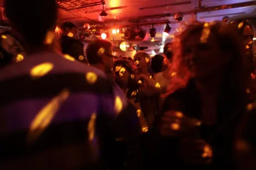 La mère et le gérant de la discothèque ont tous les deux été placés sous contrôle judiciaire.