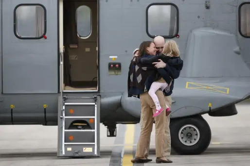 Nicolas Hénin retrouve sa femme et ses deux enfants