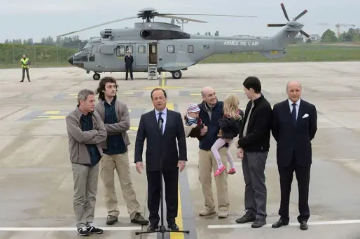 Les quatres ex-otages ont été accueillis dimanche matin par le président de la République à l'aéroport militaire de Villacoublay.