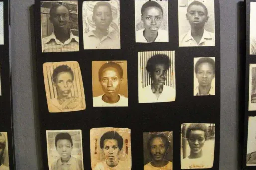 Le génocide rwandais, qui a provoqué la mort d'au moins 800 00 personnes, continue de hanter les relations entre Paris et Kigali.