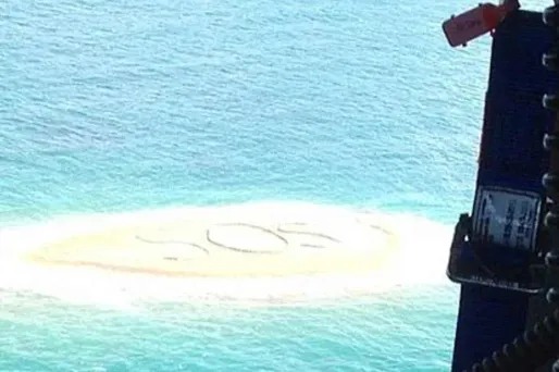 Sauvés grâce à un SOS géant écrit sur le sable