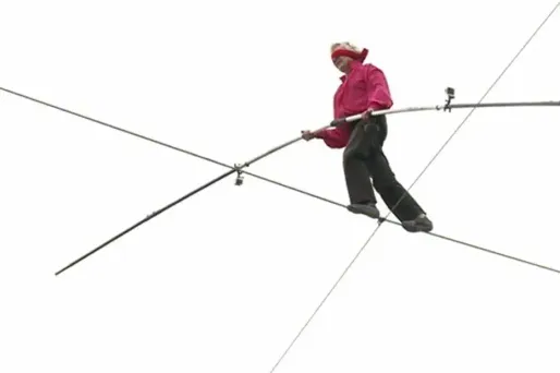 Un funambule 25 mètres au-dessus de la Seine