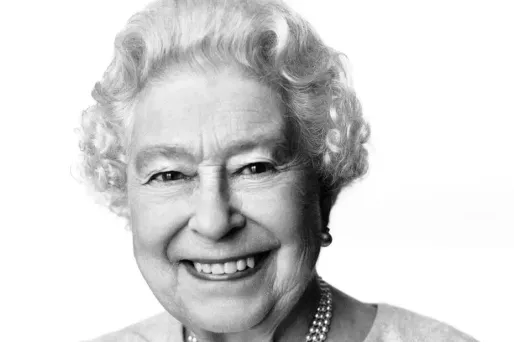 Le portrait, que l'on doit au photographe David Bailey, montre la reine qui pose, tout sourire, un collier de perles autour du cou.