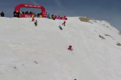 VIDÉO - Un skieur italien lancé à 252 km/h