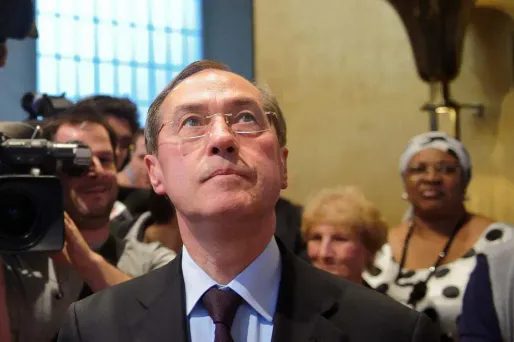 La justice cherche à savoir si Claude Guéant, qui était à l'époque secrétaire général de l'Elysée, sous Nicolas Sarkozy, a favorisé l'arbitrage controversé.