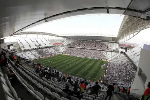 A côté du stade de la Corinthians Arena, les supporters ont eu la surprise de voir encore des grues, et certaines tribunes au squelette encore apparent.