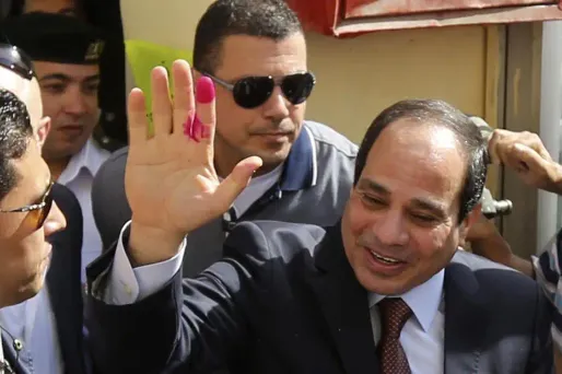 Abdel Fattah Al-Sissi en sortant de son vote