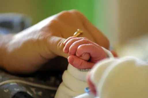 L'une des deux mères veut récupérer son enfant tandis que l'autre refuse de "rendre" celle qu'elle a élevée comme sa fille.