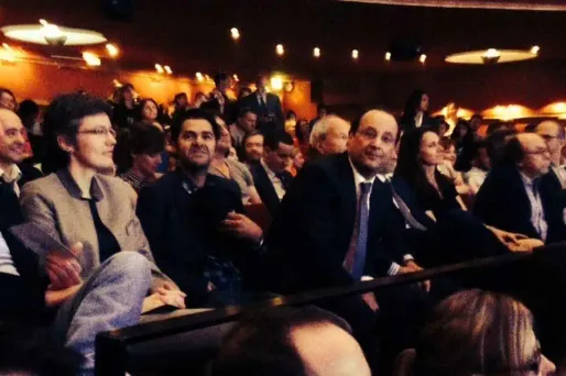 Hollande et Jamel assistent à un match d'improvisation théâtrale