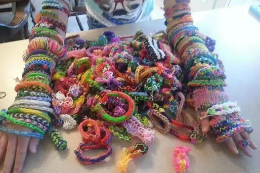 La folie "rainbow loom" est-elle arrivée chez vous ?