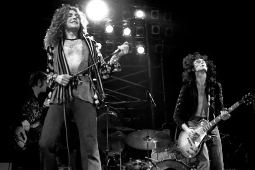 Jimmy Page à la guitare et Robert Plant, lors d'un concert le 12 novembre 1974.