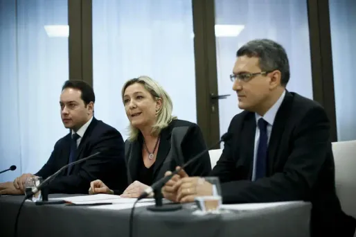 Aymeric Chauprade (premier plan) avec Marine Le Pen et Ludovic de Danne, conseiller aux Affaires européennes.