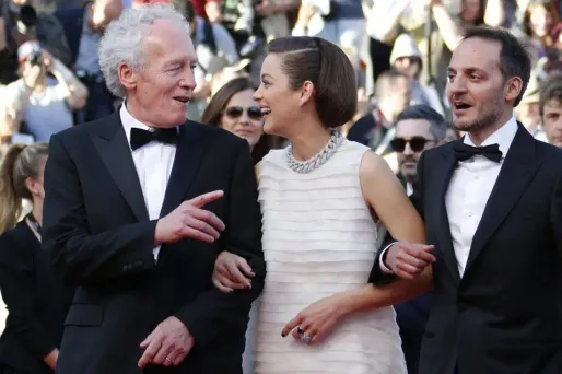 L'actrice Marion Cotillard avec l'un des frères Dardenne (à gauche) et l'acteur Fabrizio Rongione (à droite) qui joue avec elle dans le film Deux jours, une nuit.