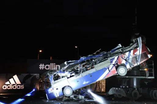 VIDÉO - Le bus de Knysna détruit symboliquement