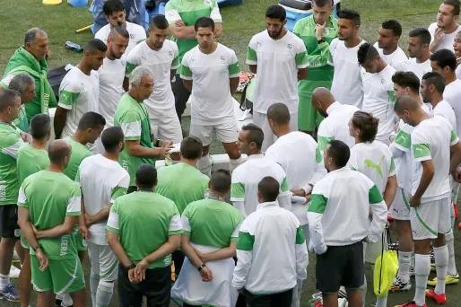 Les Algériens, autour de leur coach Vahid Halilhodzic, doivent l'emporter face à la Corée du Sud pour rêver aux huitièmes de finale.
