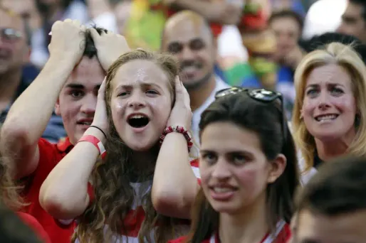 Des supporters américains au moment où leur équipe encaisse un but