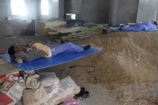 Des travailleurs étrangers sur un chantier au Qatar