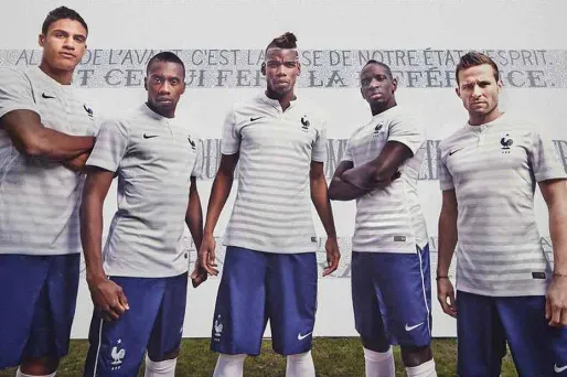 Les ventes de produits dérivés, dont les maillots de l’équipe de France, bondissent grâce aux victoires des Bleus.