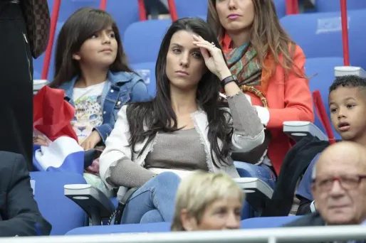 Ludivine Sagna et d'autres compagnes de joueurs français assisteront mercredi au dernier match de groupe de l'équipe de France. Avant une journée d'intimité avec les joueurs.