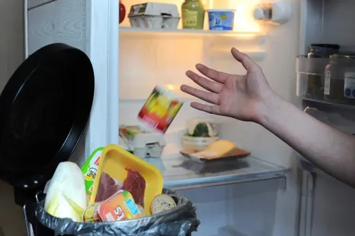 Dans l'Hexagone, chaque consommateur jette entre 20 et 130 kilos d'aliments tous les ans, selon les estimations.