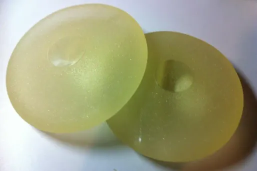 Selon un rapport de l'agence du médicament, les femmes doivent être mieux informées sur les prothèses mammaires et notamment sur leur durée de vie.