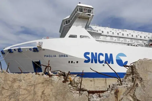 C'est la première fois à la SNCM qu'une large intersyndicale (à l'exception du Syndicat des travailleurs corses) mène une grève reconductible en saison estivale.