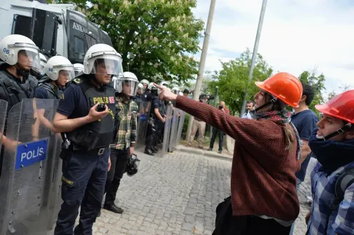 Manifestants contre policiers à Ankara