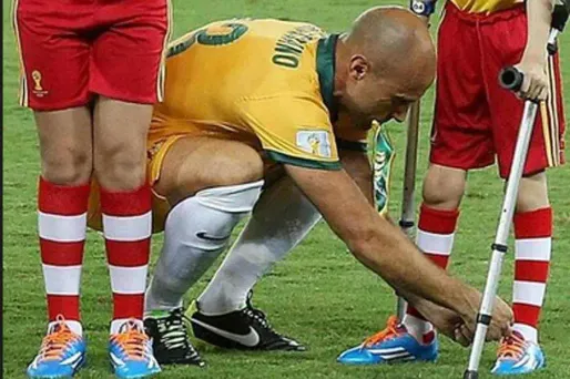 Bresciano aide un enfant à faire ses lacets