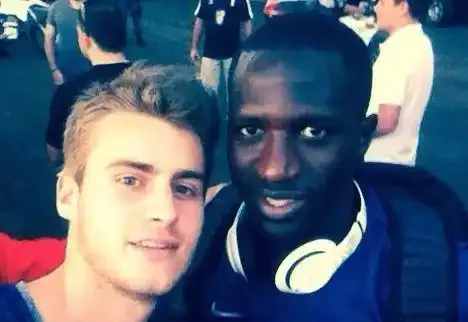 Un supporter de l'équipe de France a fait un "selfie" avec Moussa Sissoko.