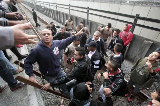 Les grévistes ont investi les rails du métro pauliste.