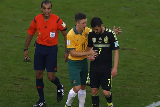 Ému aux larmes au moment de sortir peu avant l'heure de jeu, David Villa a été consolé par son adversaire australien Matt McKay pour son dernier match sous le maillot de l'Espagne.