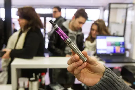 E-cigarette : bientôt interdite dans certains lieux publics ?