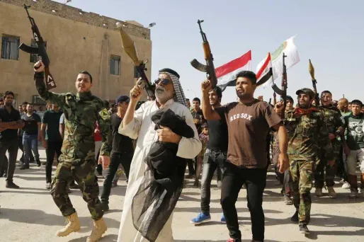 Des volontaires en Irak s'enrôlent pour combattre les djihadistes de l'EIIL.