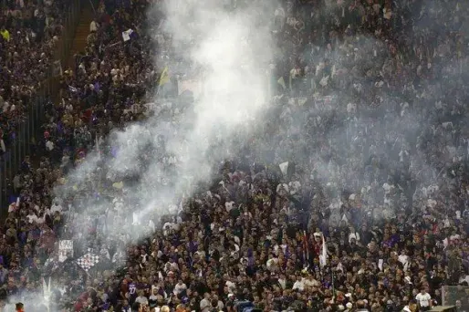 Des fumigènes dans les tribunes pour la finale de la Coupe d'Italie.