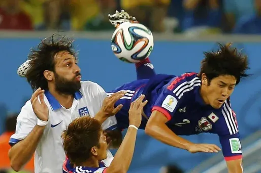 Samaras et Uchida se disputent le cuir dans un match qui a pourtant manqué d&#039;engagement.
