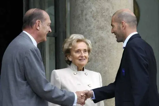 Le couple Chirac qui reçoit Zizou à l'Elysée, en 1998.