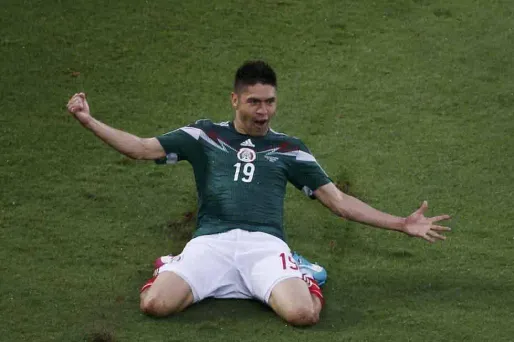 Peralta, l'attaquant mexicain, célèbre son but face au Cameroun.