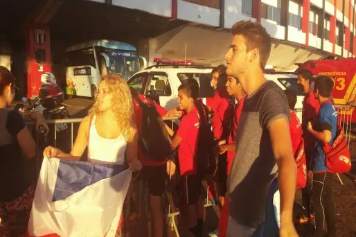 Quentin et Tess attendent la sortie des Bleus en compagnie de quelques supporters chiliens qui passaient par là.