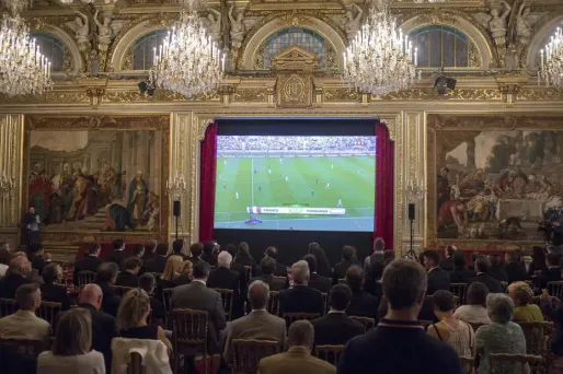 Un écran géant avait été installé à l'Elysée.