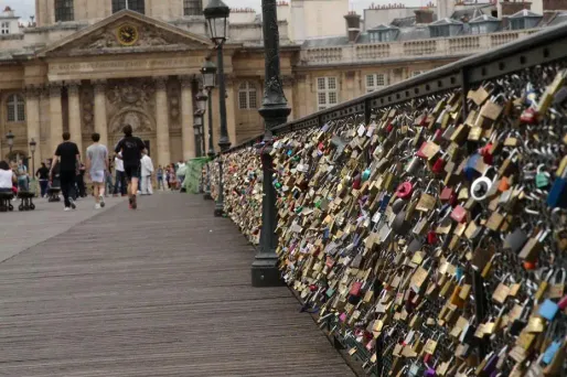 Paris : les "cadenas d'amour" retirés des ponts