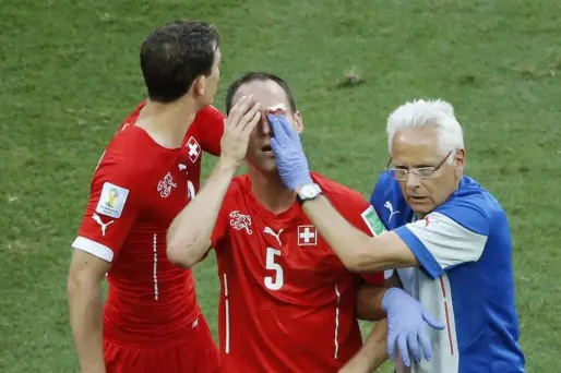 Steve Von Bergen à sa sortie du terrain contre les Bleus.